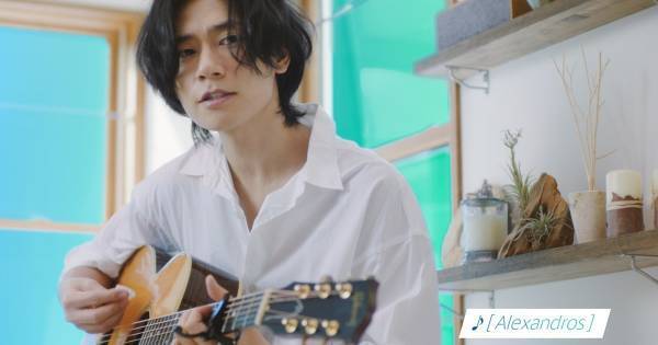 ［Alexandros］川上洋平、白シャツ姿で弾き語り「この歌詞で伝わったらいい」