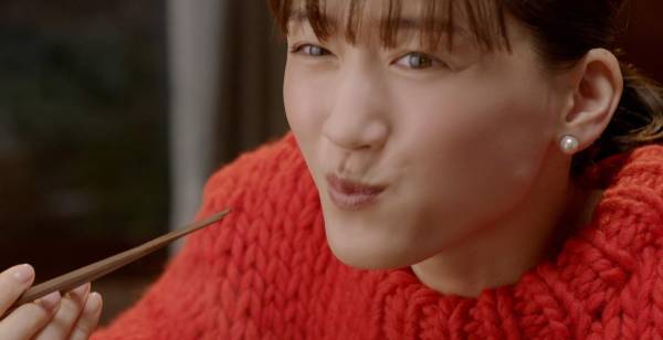 綾瀬はるか「幸せな撮影でした」こたつでキュートな食べっぷり披露