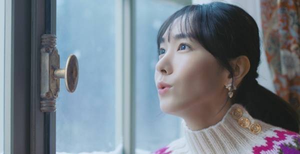 新垣結衣、「メルティーキッス」CM初の共演者とぬくぬくペアルック披露