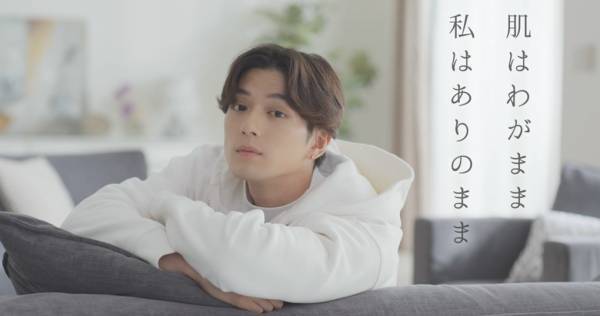 新田真剣佑、リラックスした姿で登場　姉のすっぴんに驚く新CM公開