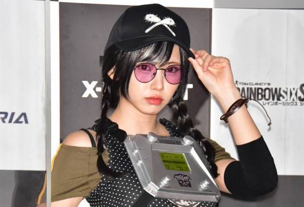 えなこ、｢細部にこだわった｣へそ出しエリートスキンのコスチューム姿で登場【動画あり】