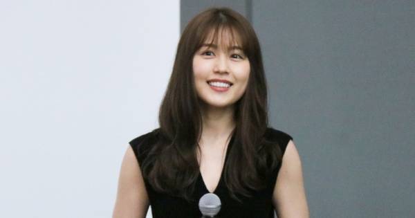 有村架純、ノースリーブドレスで美貌放つ　“今年の顔”選出「びっくり」