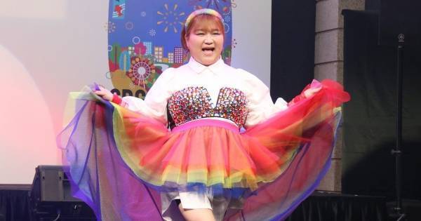 りんごちゃん、ド派手なカラフルコーデでランウェイ