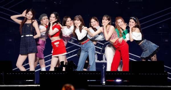 NiziU、2度目の有観客ライブ　「虹の向こうへ」9人で初パフォーマンス