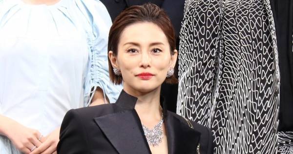 米倉涼子、胸元ざっくり衣装で魅了　『新聞記者』で新境地「新しい姿を…」