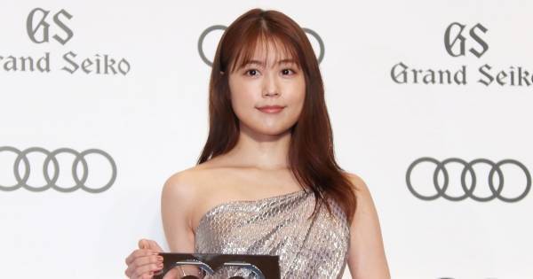 有村架純、美肌まぶしいドレス姿で魅了　GQアワード受賞「とてもうれしい」