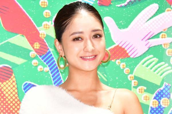 池田美優、リサイクルされた肩出しワンピース姿で爽やかに
