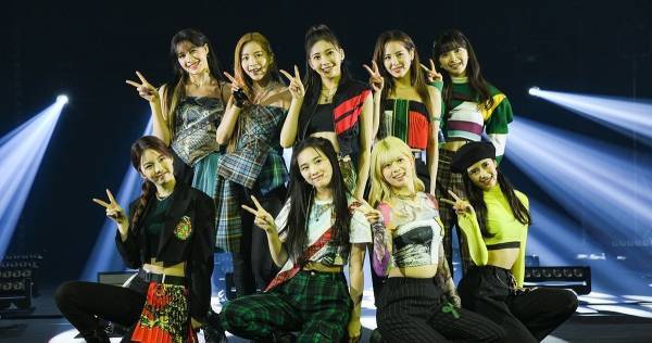 NiziU、ベスト・バズ・アワード受賞　VMAJで「Take a picture」「Chopstick」披露