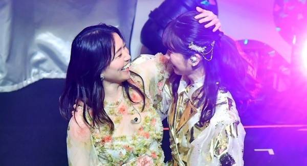 大島優子、花柄のシースルーワンピで横山由依卒コンに登場