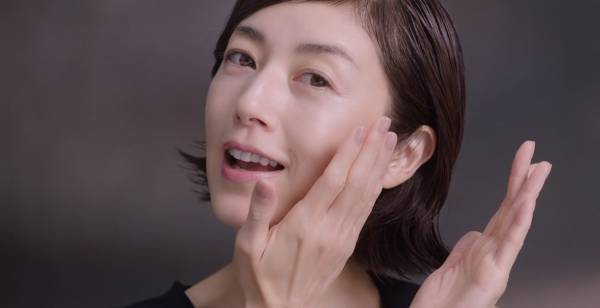 高岡早紀、すっぴん風メイク披露　“美”の秘けつ告白「頑張るのは逆効果」