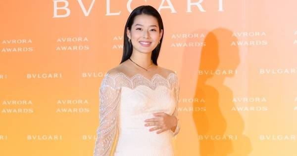 第1子妊娠のすみれ、ふっくらお腹を披露「2人分、食べまくっています」