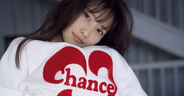 佐野ひなこ、服の下から覗く美バスト&くびれ披露　写真集先行カット公開