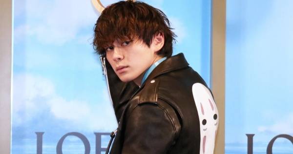 眞栄田郷敦、背中に“カオナシ” 『千と千尋の神隠し』コーデ披露