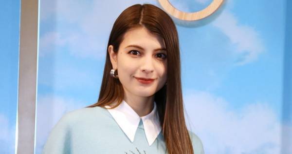 マギー、ショーパンでスラリ美脚披露! 『千と千尋』コーデでキュートに