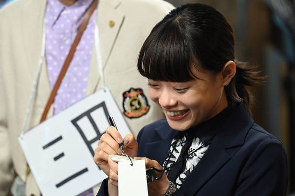 杉咲花、ハイテンションすぎる「ビシッ!」で『99.9』クセ強ヒロインに並ぶ