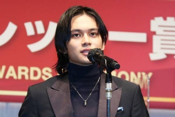 北村匠海、表彰式でハンドクリーム後悔「(トロフィー)落としそうで怖い」