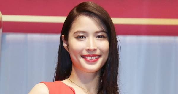 広瀬アリス、赤ドレスで美脚チラリ　ジュエリー賞に喜び「家族に伝えたい」