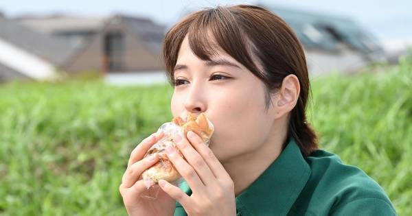 広瀬アリス、思い出の焼きそばパンをガブリ　『失恋めし』Prime Videoで配信
