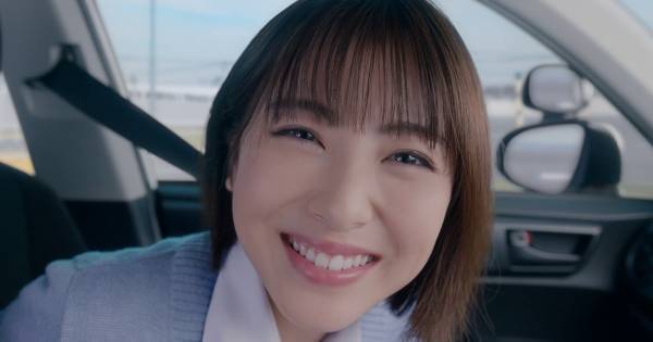 浜辺美波、初の教習所教官役で生徒に“急接近”「こんなにもアップは未体験」