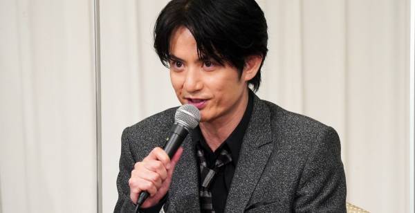 佐藤アツヒロ、笑顔で半生振り返る「13歳でデビュー、22歳で解散…」