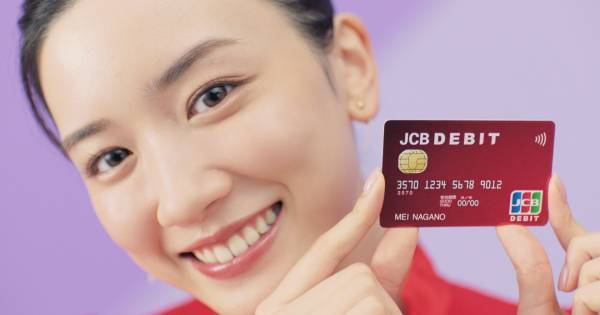 永野芽郁、真っ赤なワンピース姿で“ひょっこり”「しっかり安心!」