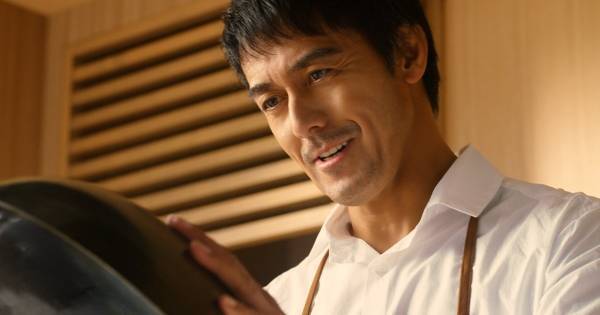 阿部寛、中華料理に没頭する父親を熱演　つまみ食いでおもわず「うまっ」