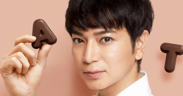 松本潤、明治ミルクチョコの巨大広告に登場! 優しく微笑む表情にも注目