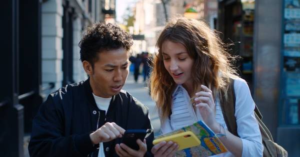 ピース綾部祐二の渡米後初、CMコンビ共演　又吉直樹「綾部さんの根性は…」