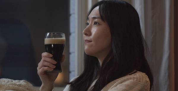 新垣結衣、“行きつけのバー”に憧れ　自宅での1人飲み事情も明かす