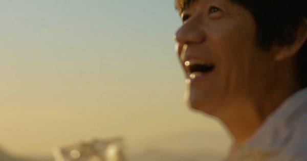 内村光良、金色の夕日を前に恍惚とした表情　「麒麟特製 レモンサワー」新CM