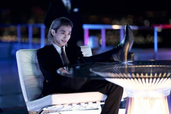 横浜流星、銃口を向けられ…「航空機制圧バトル」繰り広げる『嘘喰い』本編映像