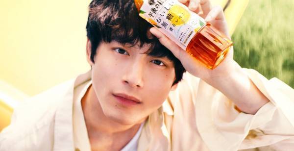 坂口健太郎、海辺をドライブする新CM「自分の爽やかさ引き出した」