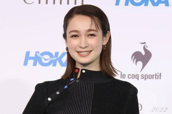 藤井サチ、すらり美脚＆お腹チラリ　スニーカーコーデで美貌放つ