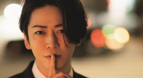 亀梨和也、“秘密のオフィスラブ”熱演! 浴衣がはだけるシーンで美背中披露