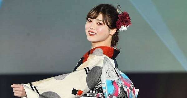 井手上漠、関コレで振り袖ランウェイ　モードな柄でトレンド発信