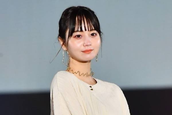 堀北真希さんの妹・NANAMI、真っ白コーデでランウェイ