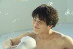 岩田剛典、お風呂でかわいくニヤニヤ!? 誕生日記念に振り切った演技の写真公開