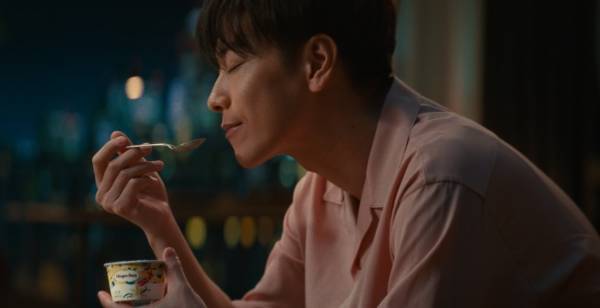 佐藤健、リラックスモードで声を上げ爆笑「ハーゲンダッツ」新CM公開