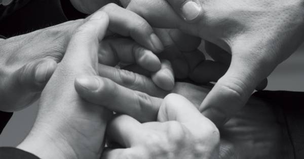 V6、ラストツアーBD&DVDジャケット公開　通常盤は岡田准一撮影“6人の手”