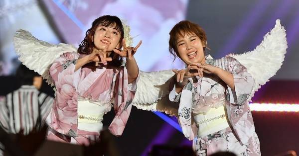 平成フラミンゴ、“フラミンゴカラー”の浴衣で関コレ登場　背中には羽