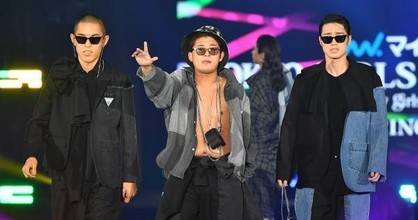 四千頭身、TGCで堂々ランウェイ　後藤拓実は上半身裸にジャケット