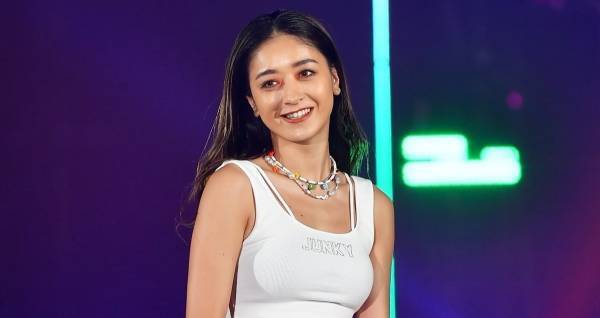 みちょぱ、ショーパンで美脚披露　引き締まった腹筋もあらわ