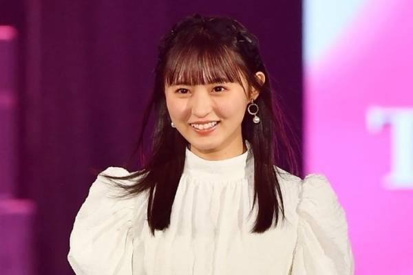 乃木坂46遠藤さくら、キュートな笑顔で魅了　白ワンピ姿でランウェイ