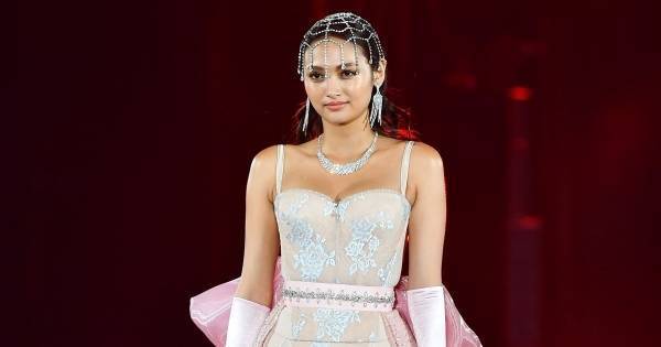 “10頭身”香川沙耶、ランジェリードレスで圧巻の美ボディ披露