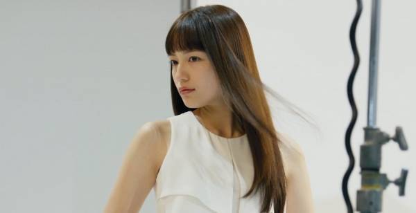 川口春奈、女神のような白ワンピースで魅了　幻想世界でクジラに微笑む新CM