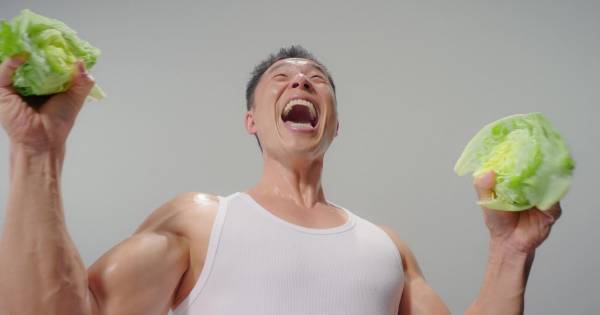 なかやまきんに君、素手でレタスを真っ二つに　感想は「割ったなと」