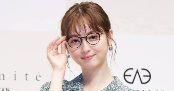 佐々木希、美しいメガネ姿でイベント登場! アイウェアブランドとのコラボに喜び