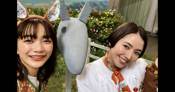 長澤まさみ&見上愛、キュートな“UMAJO”ポーズ「苦戦しました(笑)」