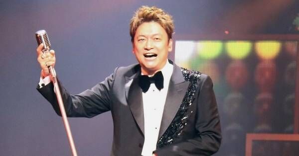 香取慎吾、タキシード姿で歌唱＆ダンス! 明治座公演に喜び「最高の時間を」