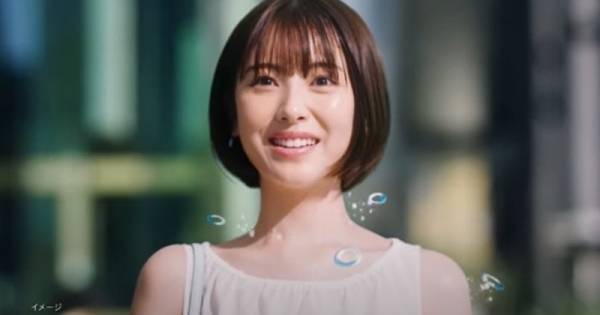 浜辺美波、久々のノースリーブワンピで「ひんやりきた～!」